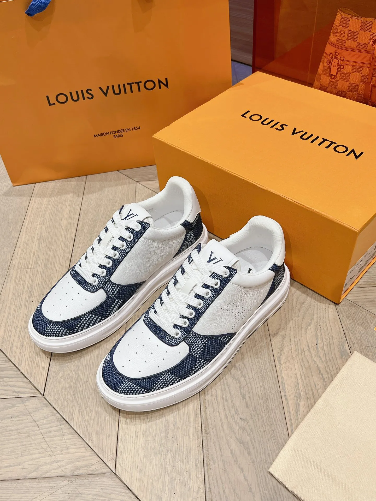 👟👟Ex-factory price 680👟👟 New LV white shoes for men, checkerboard series, plaid color matching, pure cowhide, 3D printed breathable holes, men's casual business travel shoes👟full of comfort, size: 37-45